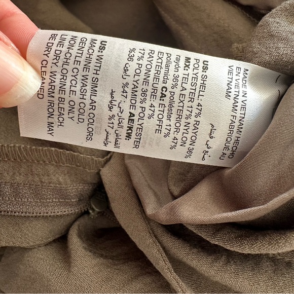 Chico’s Women’s Lightweight Cargo Pants Olive - Picture 4 of 5